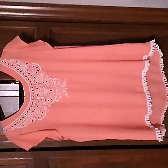 Eyeshadow blouse coral short sleeve with eyelets and fringe on bottom - Picture 1 of 6